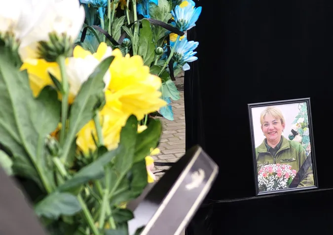 Багато квітів та сліз: у Ковелі попрощалися із захисницею Мариною Ізотовою (фото)
