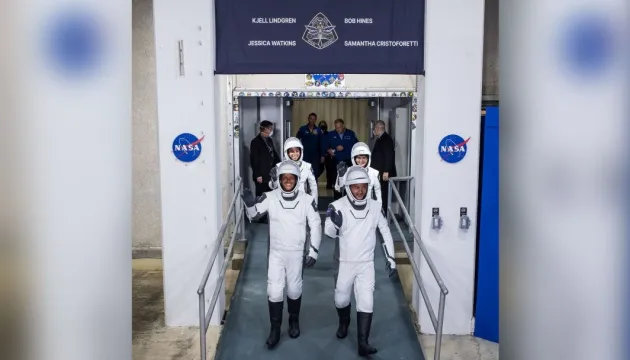 SpaceX відправила на МКС четверту місію астронавтів (фото)