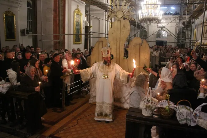 Служба та освячення кошиків: у луцькому соборі відзначили Великдень (фото)