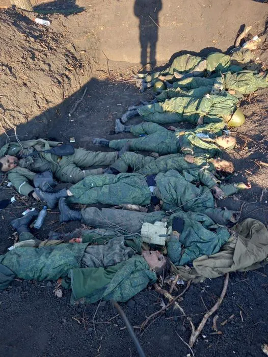«Русскіє сваіх брасают»: на Харківщині виявили братську могилу окупантів (фото 18+)