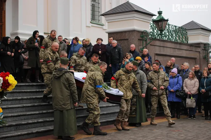 У Луцьку на колінах попрощалися зі ще одним загиблим Героєм (фото)