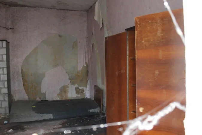 Луцьк: в будинку у Старому місті знову поселилися безхатьки (фото)