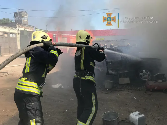 У Луцьку на Конякіна згорів легковик (фото, відео)