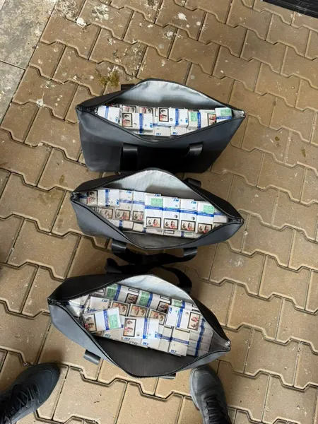 Волинянка намагалася вивезти з України пів тисячі пачок сигарет (фото)