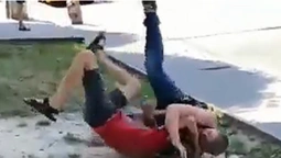 MMA по-волинськи: у Луцьку чоловіки влаштували «махач» посеред вулиці (відео)