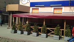 Лучанин  розкритикував "споруду" біля бару в центрі міста (фото)