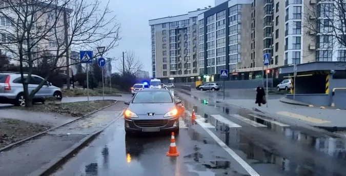 Ранкова ДТП: у Луцьку пенсіонер на «пежо» збив на переході пенсіонерку (фото)