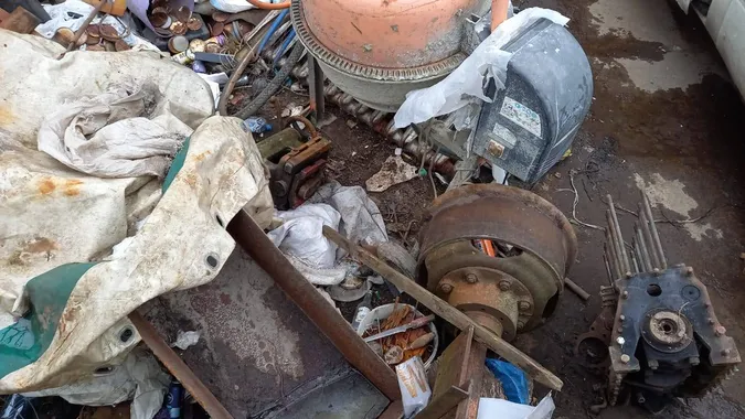 У Луцьку рили землю без дозволів і знищили дерево (фото)