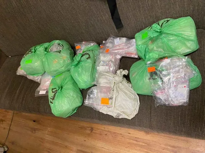 Через волинський кордон намагались перевезти 14 кілограмів російських прикрас (фото, відео)