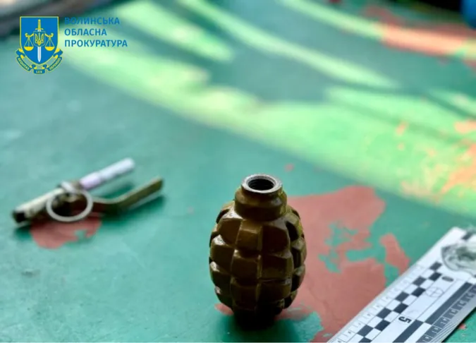Пістолети, граната, метадон: на Волині затримали трьох наркоділків (фото)