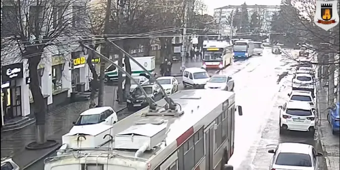 У Луцька біля ЦУМу зіткнулися Citroën та Honda (відео)