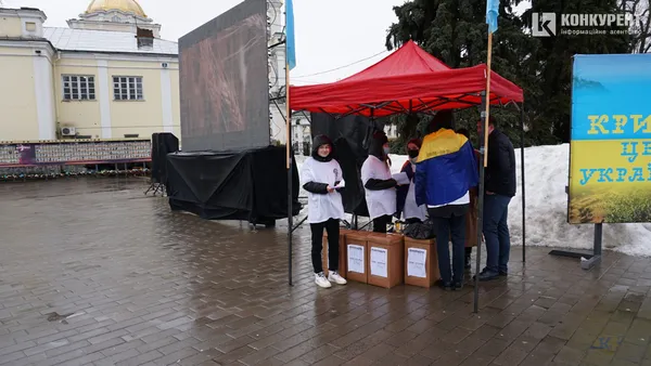 Плов та міні-референдум: у центрі Луцька згадують річницю анексії Криму (фото)