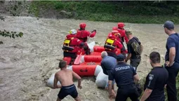 На Прикарпатті змило міст з жінкою і дітьми – 9-річна дівчинка потонула (фото)