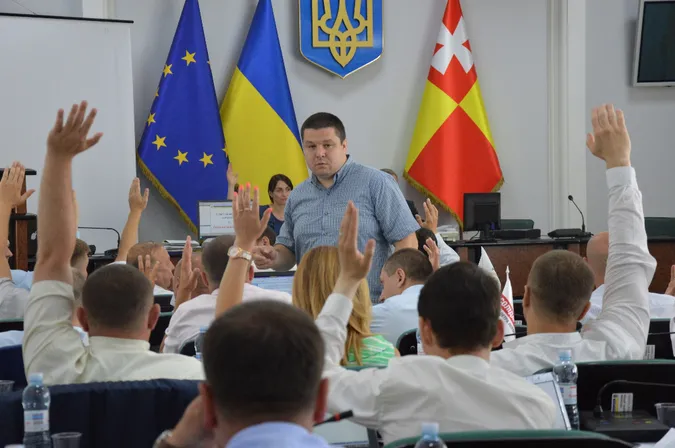 Депутатам Луцькради довелось голосувати руками