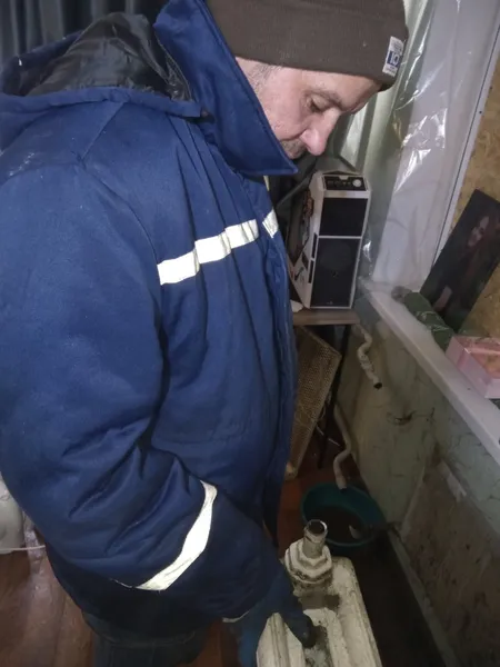 Комунальники з Волині мало не загинули від прильоту шахеда, коли відновлювали тепло у Києві  (фото)