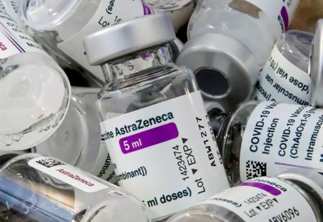 Вчені з’ясовують зв'язок між вакциною AstraZeneca та появою тромбів