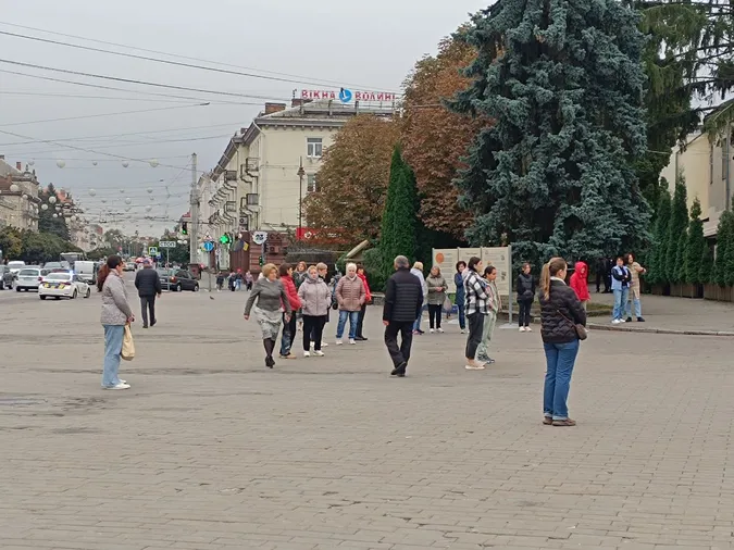 У пам'ять про загиблих захисників Луцьк зупинився в хвилині мовчання (фото)