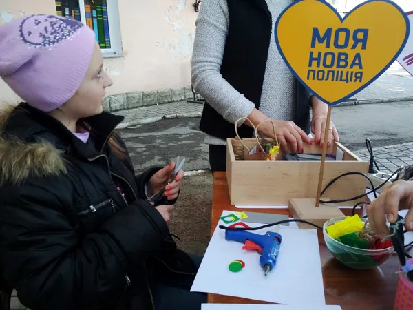 Патрульні у центрі Луцька розповідають дітям про безпечний Великдень (фото)