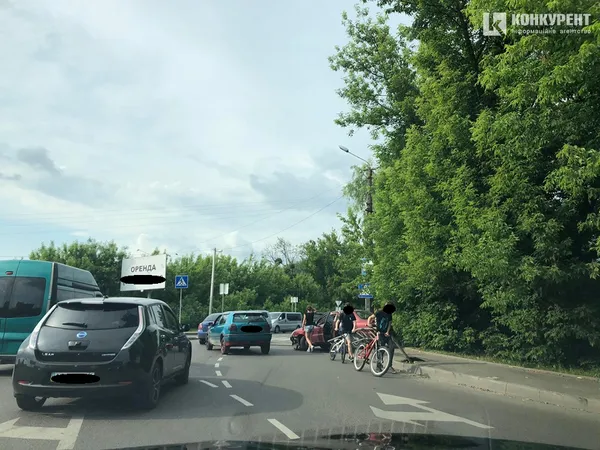 У Луцьку на кільці Набережна-Шевченка авто знесло огорожу (фото)