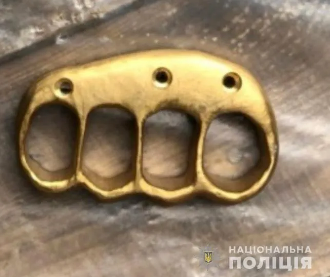 У помешканнях волинян знайшли бурштин, кастет та марихуану (фото)