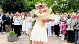 Батько-військовий зробив сюрприз доньці-випускниці у Луцьку (відео)