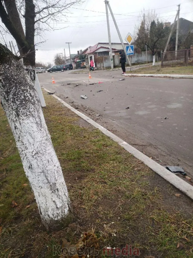 На Волині водій мотоцикла потрапив під колеса мікроавтобуса (фото)