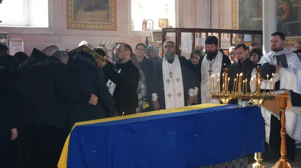 Врятована на фронті кішка Монка сиділа на труні: на Волині попрощалися з 23-річним азовцем «Фоксом» (фото)