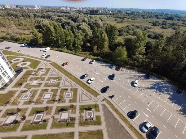 У Луцьку нанесли креативну розмітку на паркінгу нестандартної форми (фото, відео)
