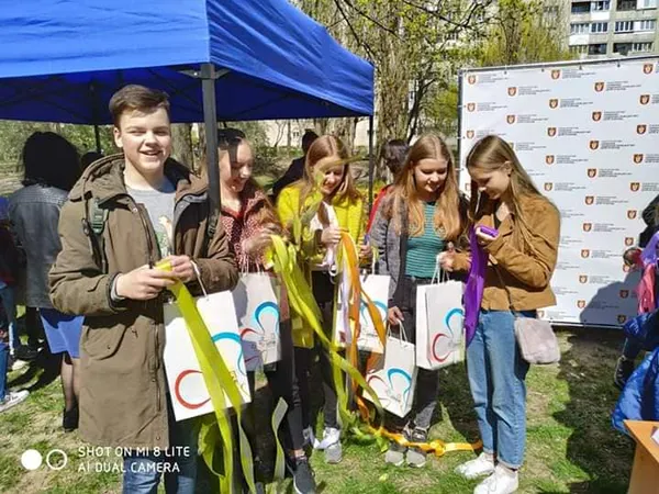 Кожній пташині по арт- хатині: у Луцьку розвісили нові шпаківні (фото)