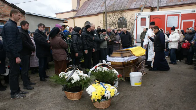 До останнього подиху – за Україну: Рожищенська громада попрощалася з Героєм Сергієм Мандзюком (фото)