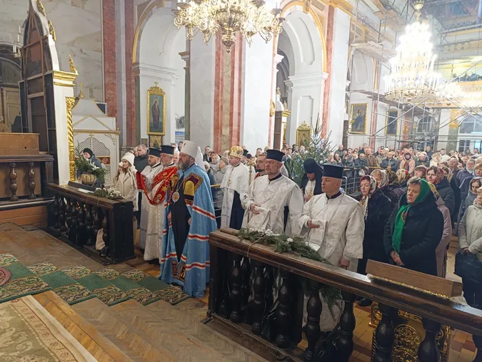 Молитви і колядки: у луцькому соборі Святої Трійці провели різдвяну службу (фото)