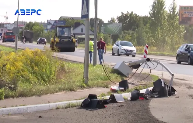 У Луцьку майстри під час дорожніх робіт «знесли» світлофор (відео)