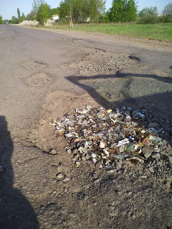 На Волині ями «полатали» сміттям