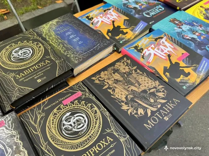Книги просто неба та зустрічі з письменниками: у Нововолинську відбулася книжкова толока (фото)