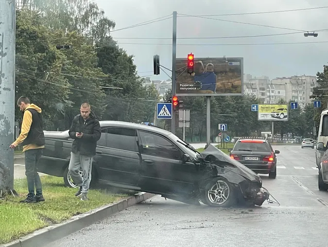 Рух ускладнений: у Луцьку на проспекті Соборності аварія (фото, відео)