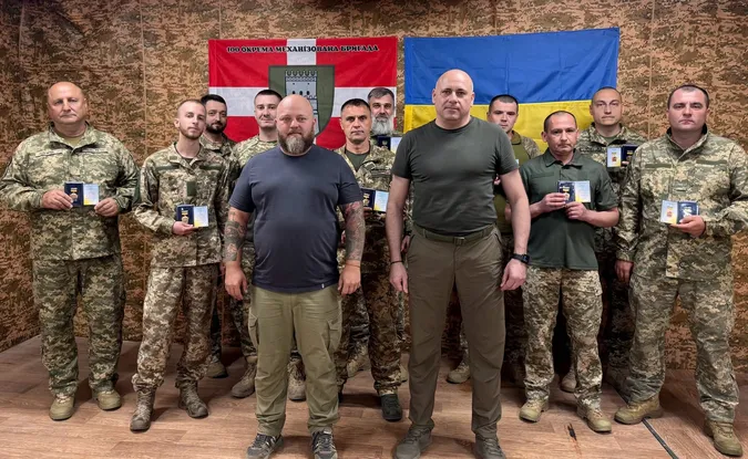 Бійців волинської «Сталевої Сотки» нагородили відзнаками «Захиснику Луганщини» (фото)