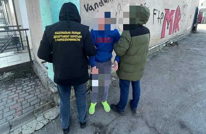 Продавав наркотики та зберігав зброю: на Волині затримали 42-річного злочинця (фото)