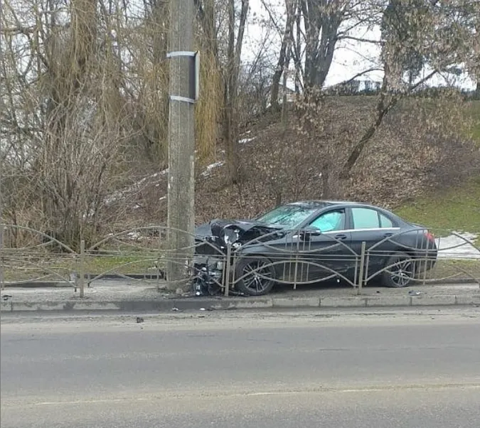 У Луцьку п'яний водій на «мерсі» влетів у стовп (фото)