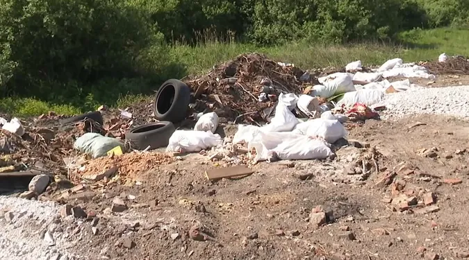 У Ківерцях замість багатоповерхівки росте масштабний смітник: люди б'ють на сполох (відео)