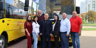 Громадам Волині передали чергову партію нових шкільних автобусів (фото)
