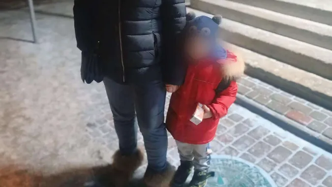 Зник, поки мама платила за покупки: патрульні Луцька оперативно знайшли 4-річного «мандрівника»
