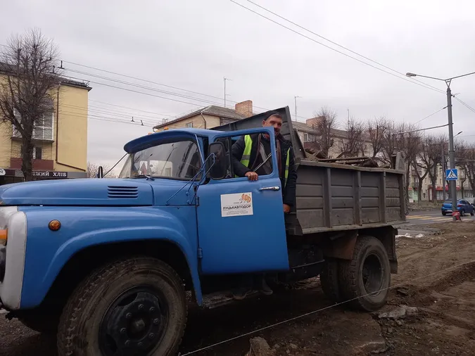 Поребрики та гідранти: що коїться на проспекті Волі у Луцьку (фото)
