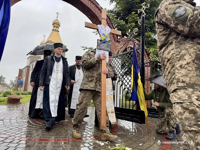 У Нововолинську попрощалися із бійцем Леонідом Ткачуком (фото)