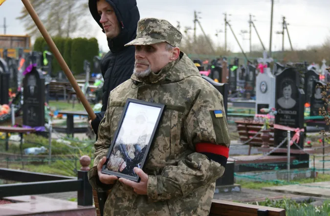 До останнього подиху – за Україну: Рожищенська громада попрощалася з Героєм Сергієм Мандзюком (фото)