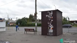 У Луцьку сильний вітер повалив металеву зупинку (фото) 
