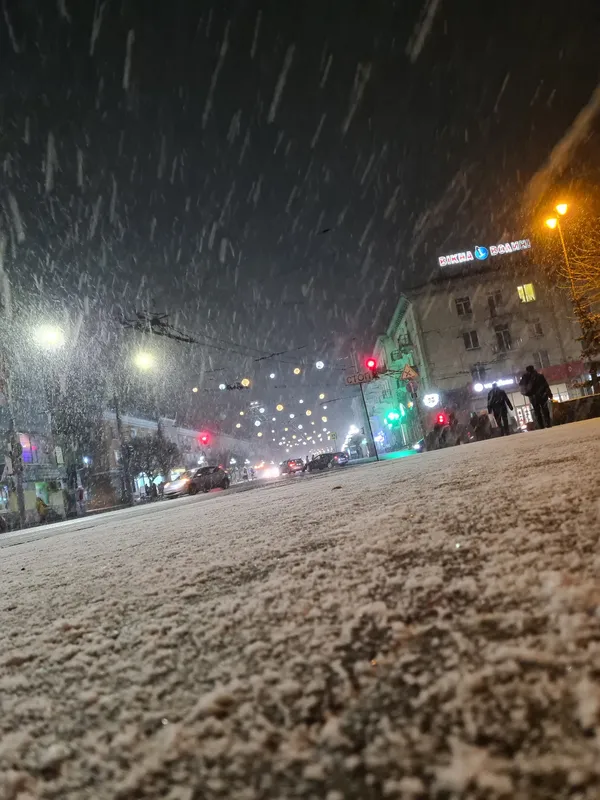 Сніг, ялинки та ілюмінації: який він, вечірній зимовий Луцьк (фото)