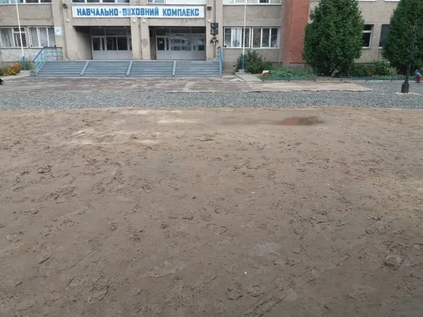 У Луцьку просять відновити благоустрій біля школи № 26 (фото)