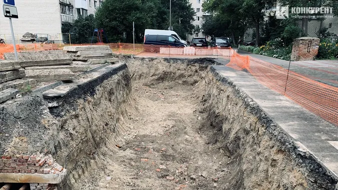 У Луцьку одні комунальники відремонтували двір, а інші – порозривали (відео)