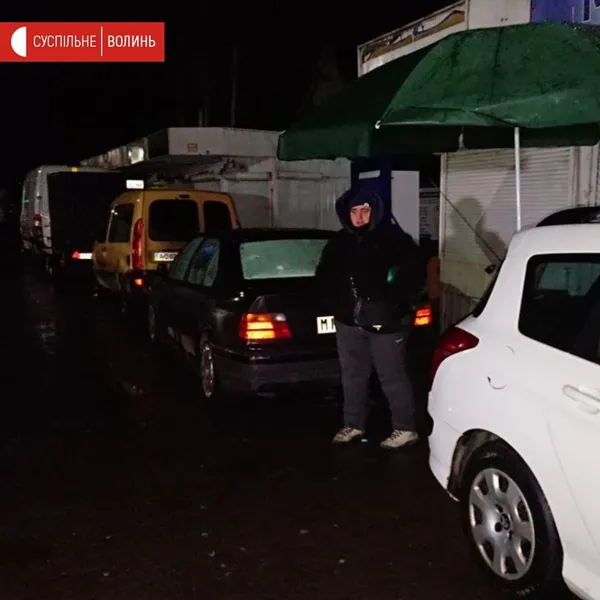 Люди вночі стерегли Старий ринок у Луцьку (фото)