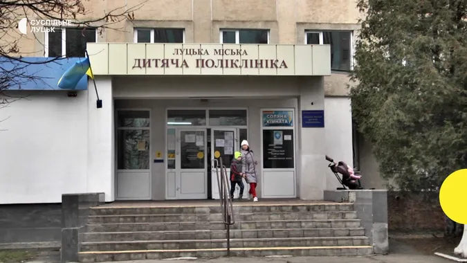У Луцьку біля дитячої поліклініки покрали троянди